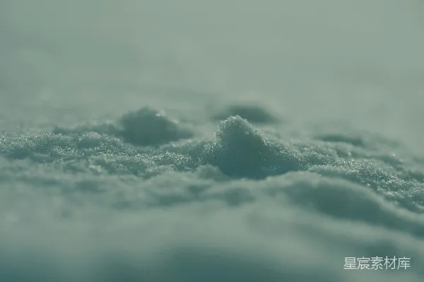 高清摄影 雪地特写：冰晶的细节