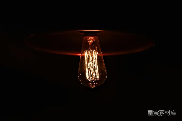 高清摄影 昏黄灯泡在黑暗中的光芒
