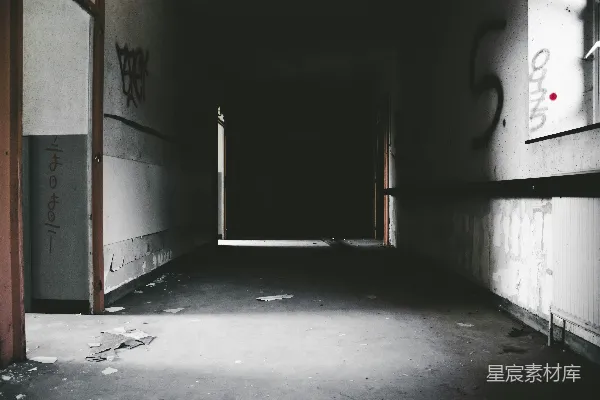 高清摄影 废弃建筑中的幽暗走廊