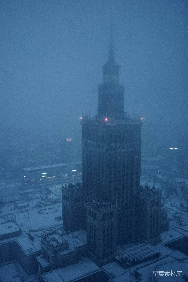 高清摄影 雾中雪景中的钟楼