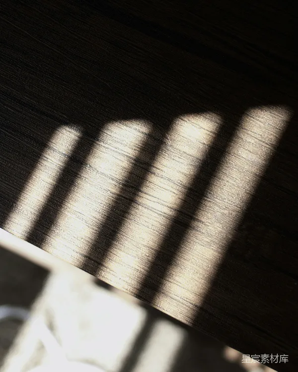 高清摄影 光影交错的木质桌面