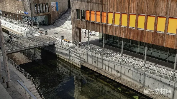 高清摄影 城市建筑与河流的和谐共生