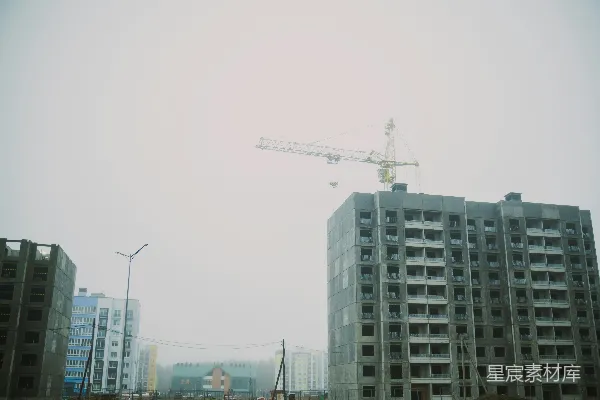 高清摄影 城市建设中的起重机与高层建筑