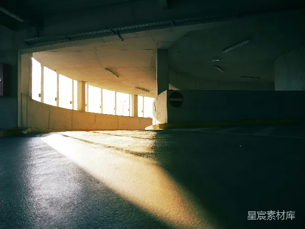 高清摄影 光影交错的停车场