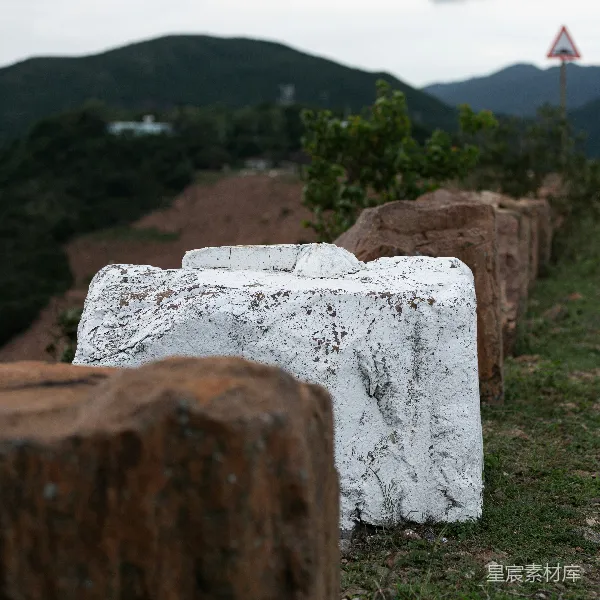 高清摄影 山间废弃的白色石柱