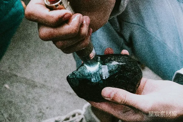 高清摄影 矿工手中的矿石