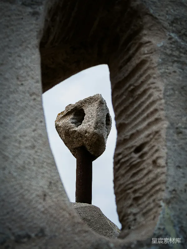高清摄影 石雕与铁柱的对话