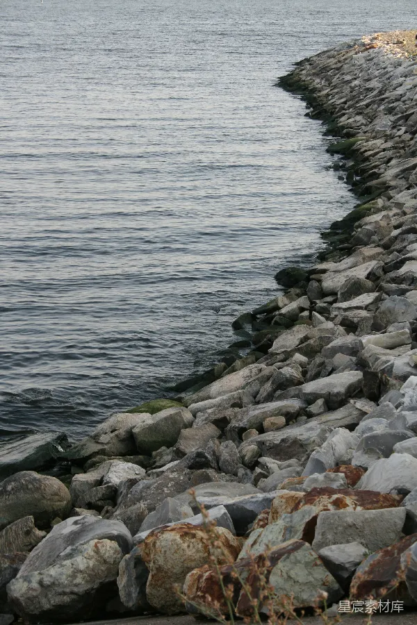 高清摄影 岩石海岸线与宁静的海景