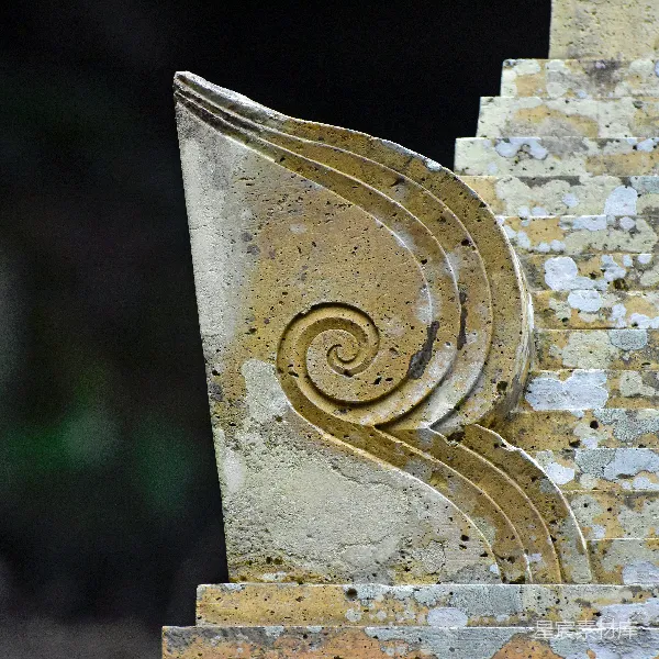 高清摄影 古老石阶上的螺旋纹饰