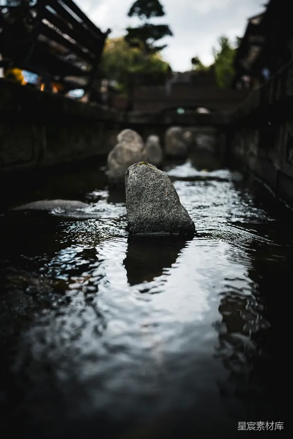 高清摄影 静谧的水边石景