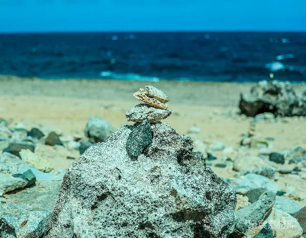 高清摄影 海边的平衡石