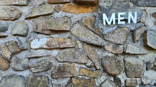 高清摄影 石墙上的'MEN'标识