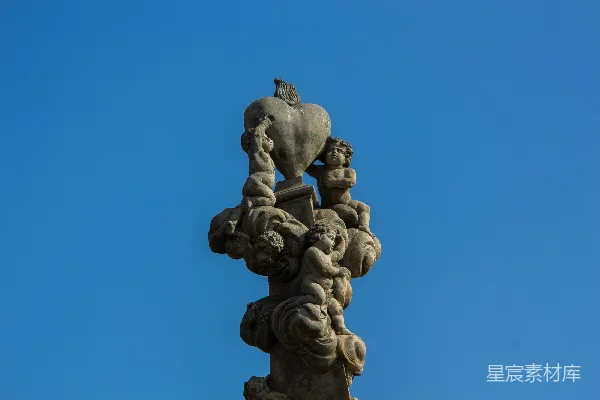 高清摄影 天使与心形雕像