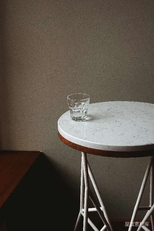 高清摄影 静谧角落的水杯