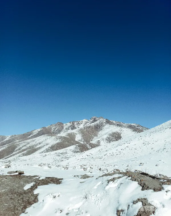 高清摄影 雪山蓝天下的宁静
