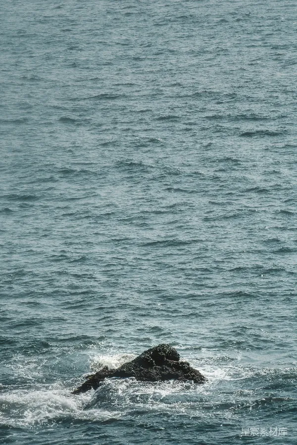 高清摄影 海浪拍打岩石