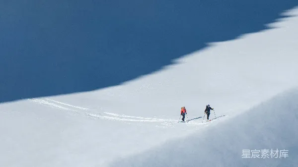 高清摄影 雪山探险：双人滑雪之旅