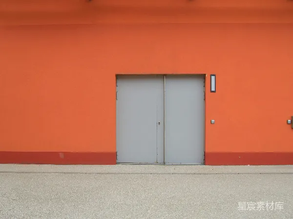 高清摄影 橙色墙上的灰色门