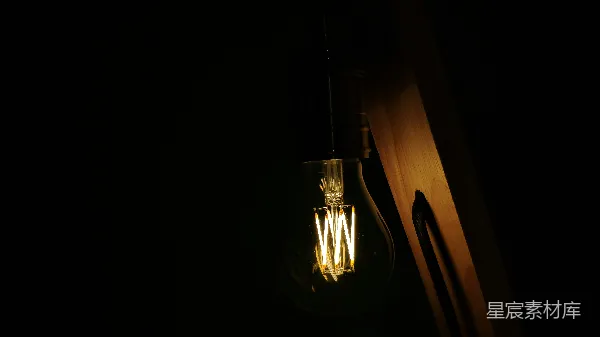 高清摄影 昏黄灯泡下的静谧时光