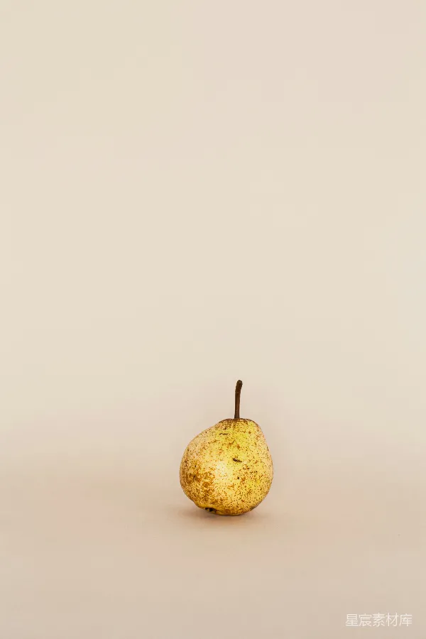 高清摄影 简约静物：单颗梨