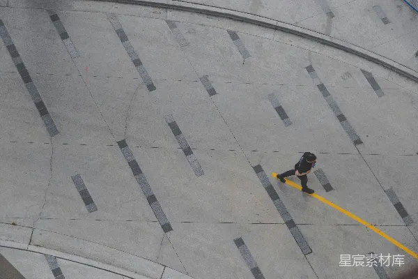高清摄影 孤独的行走者