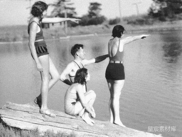 高清摄影 黑白照片中的夏日湖边休闲时光