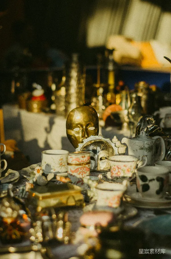 高清摄影 金色面具与古董茶具的梦幻餐桌