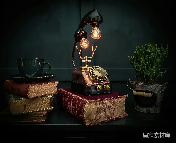 高清摄影 复古电话灯与旧书的静物