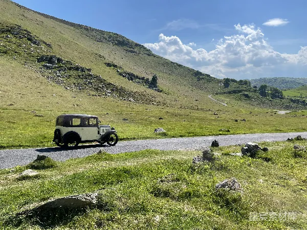 高清摄影 复古汽车在山路上行驶