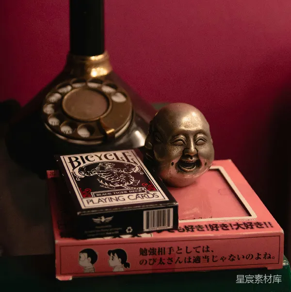 高清摄影 复古电话与笑佛的奇妙组合