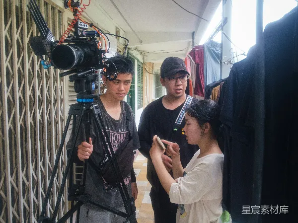 高清摄影 拍摄现场：导演与工作人员的互动