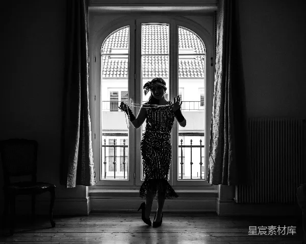 高清摄影 复古风情：窗前的优雅舞者