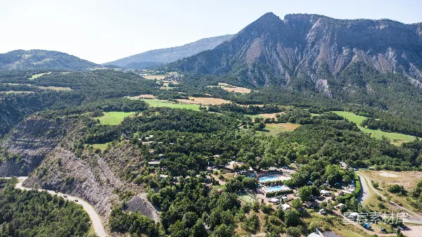 高清摄影 山谷中的休闲度假村