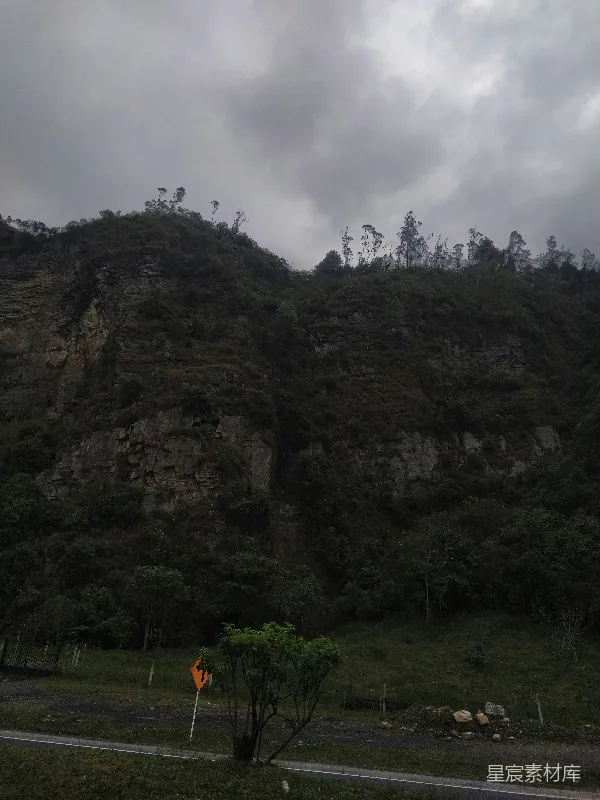 高清摄影 阴云密布的山崖