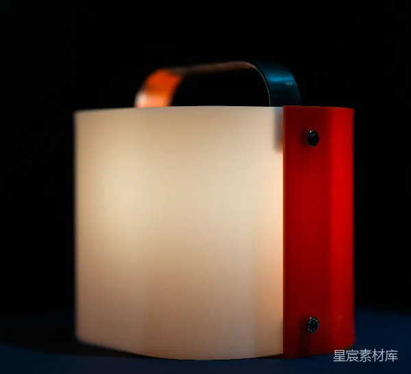 高清摄影 红色边框的白色灯罩