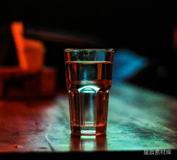 高清摄影 酒吧中的酒杯