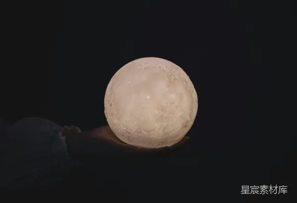 高清摄影 手中月球的温暖光芒