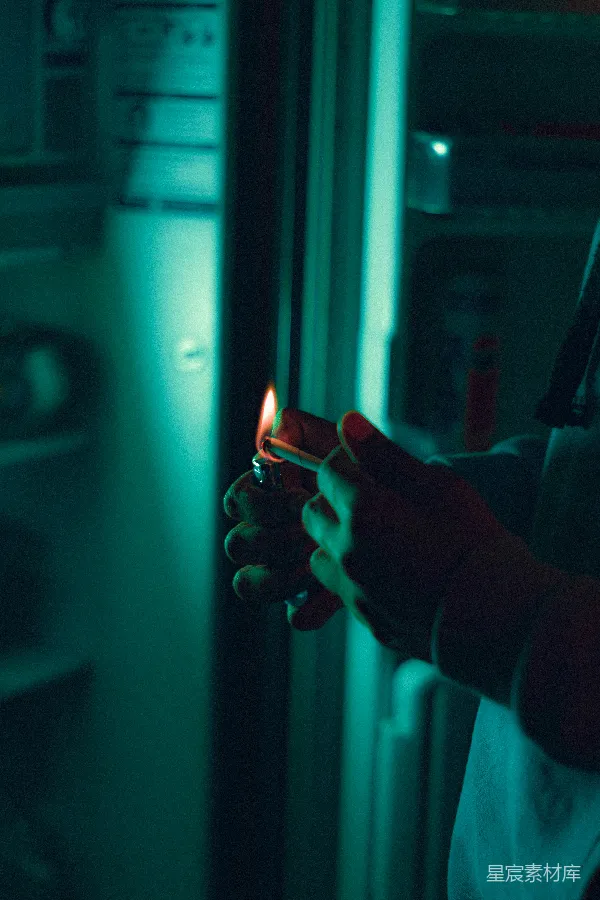 高清摄影 霓虹下的吸烟时光