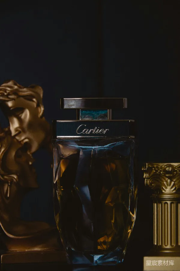 高清摄影 奢华香氛：Cartier香水与复古雕塑