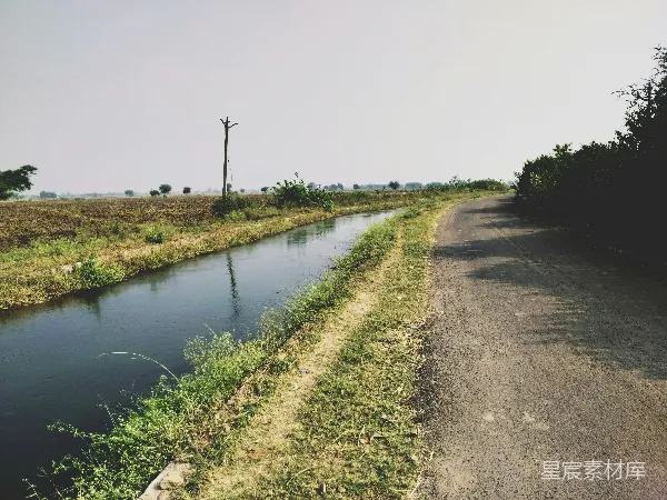 高清摄影 乡村小路旁的河流