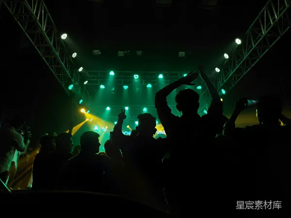 高清摄影 夜店派对：绿色灯光下的舞动人群