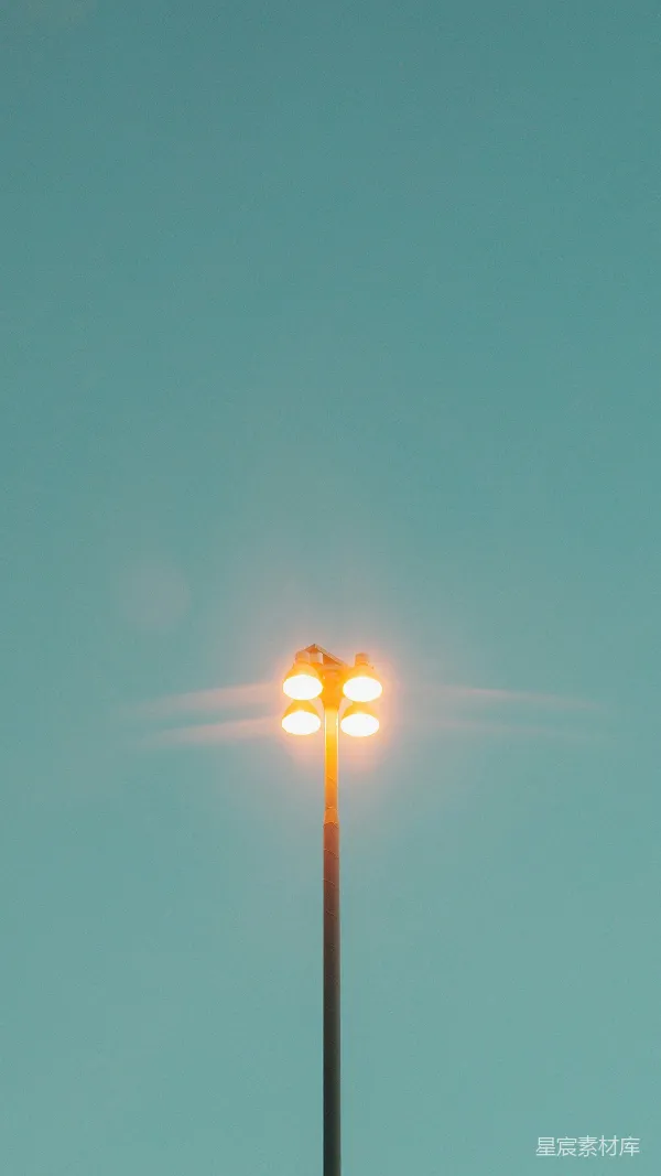 高清摄影 路灯与浅蓝天空