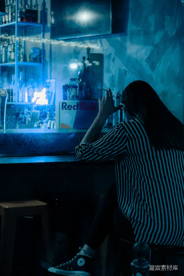 高清摄影 夜色中的孤独酒吧时光