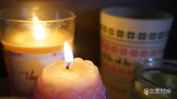 高清摄影 烛光下的宁静时光