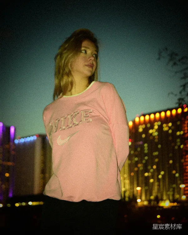 高清摄影 夜晚城市中的粉色Nike运动衫