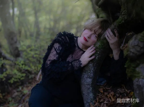 高清摄影 森林中的优雅女性