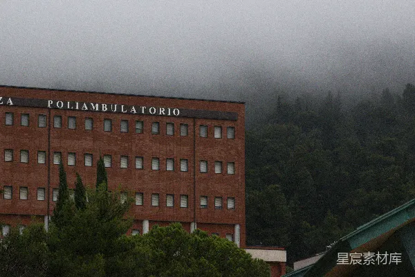 高清摄影 雾中红色建筑