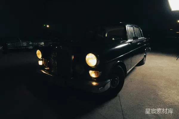 高清摄影 昏暗车库中的复古车