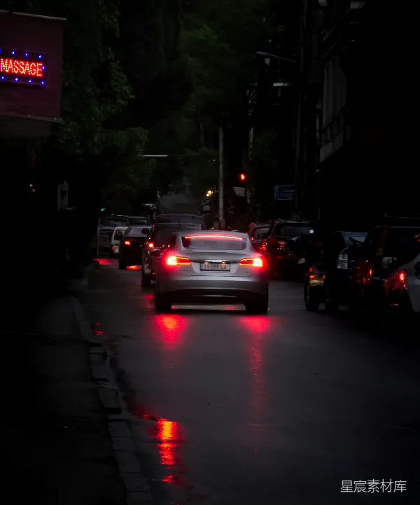 高清摄影 雨夜街道上的车流