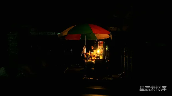 高清摄影 夜市摊位下的光与影